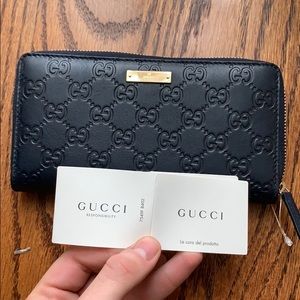 GUCCI signature black wallet zip-around